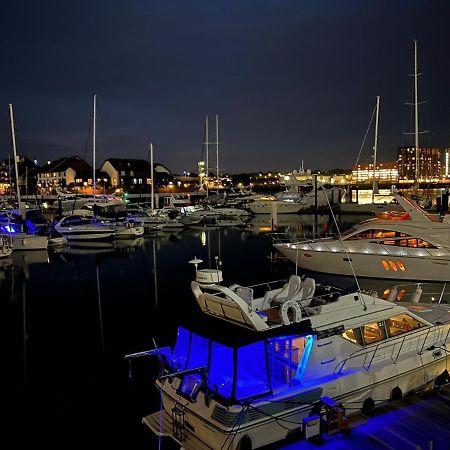 Luxury 40 Foot Yacht On 5 Star Ocean Village Marina Southampton - Minutes Away From City Centre And Cruise Terminals - Free Parking Included Luaran gambar