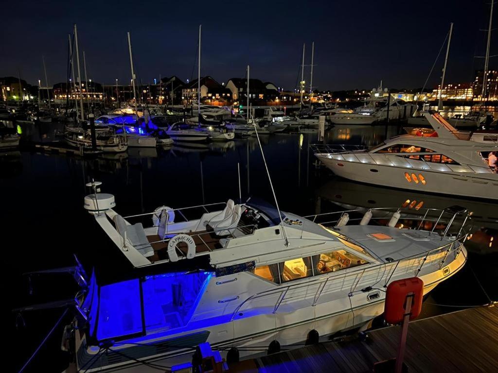 Luxury 40 Foot Yacht On 5 Star Ocean Village Marina Southampton - Minutes Away From City Centre And Cruise Terminals - Free Parking Included Luaran gambar