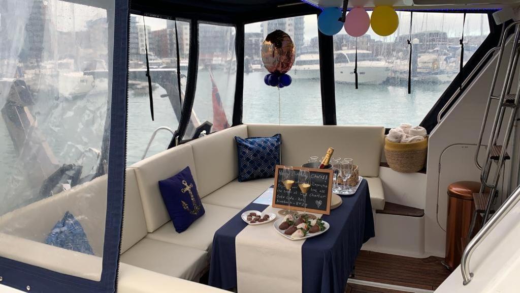 Luxury 40 Foot Yacht On 5 Star Ocean Village Marina Southampton - Minutes Away From City Centre And Cruise Terminals - Free Parking Included Luaran gambar