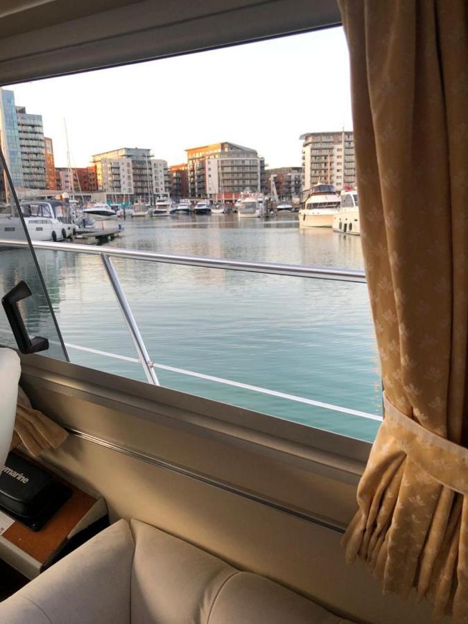 Luxury 40 Foot Yacht On 5 Star Ocean Village Marina Southampton - Minutes Away From City Centre And Cruise Terminals - Free Parking Included Luaran gambar