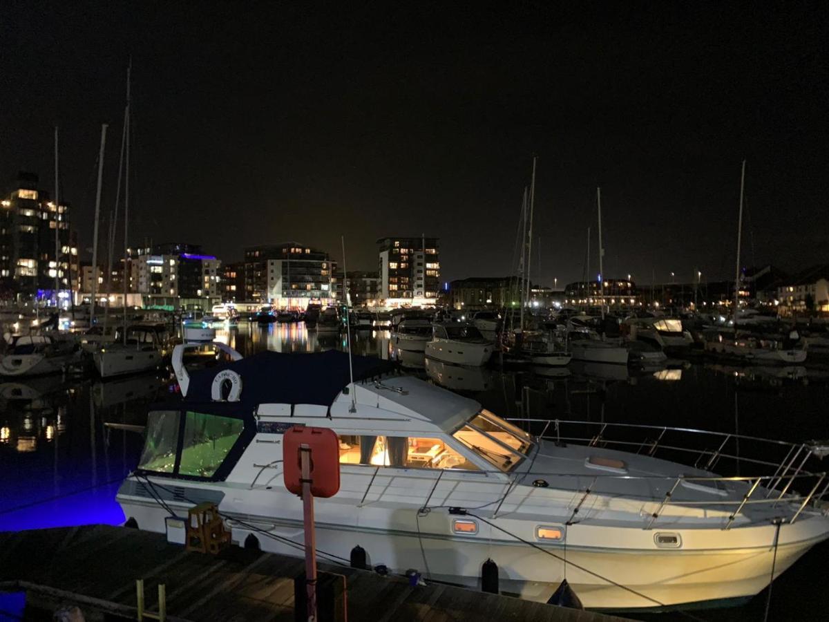 Luxury 40 Foot Yacht On 5 Star Ocean Village Marina Southampton - Minutes Away From City Centre And Cruise Terminals - Free Parking Included Luaran gambar