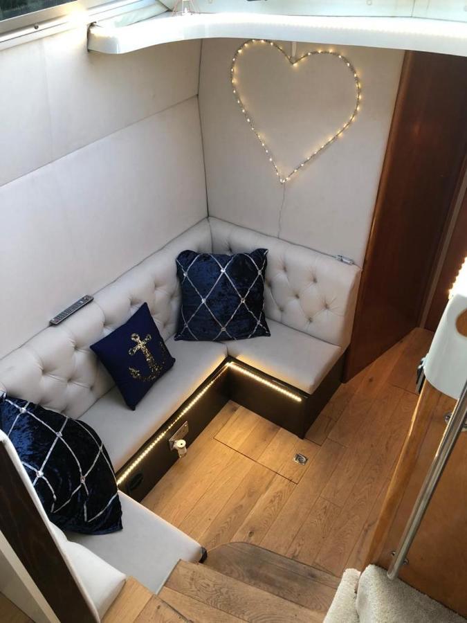 Luxury 40 Foot Yacht On 5 Star Ocean Village Marina Southampton - Minutes Away From City Centre And Cruise Terminals - Free Parking Included Luaran gambar