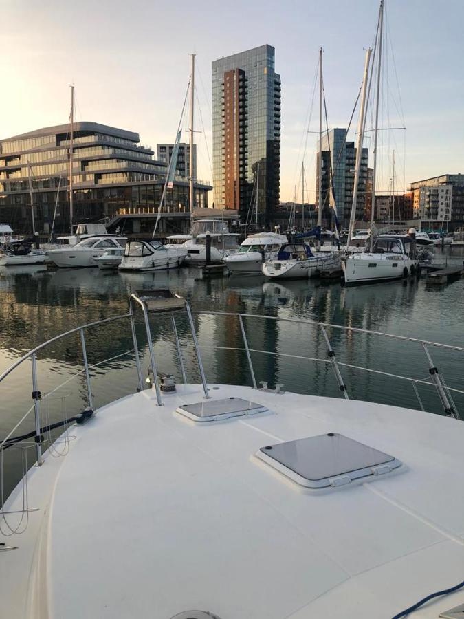 Luxury 40 Foot Yacht On 5 Star Ocean Village Marina Southampton - Minutes Away From City Centre And Cruise Terminals - Free Parking Included Luaran gambar