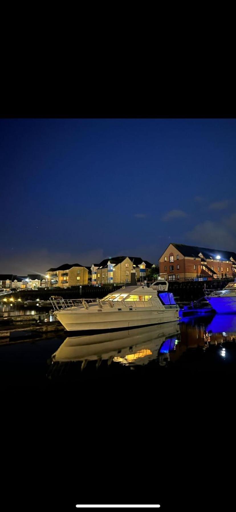 Luxury 40 Foot Yacht On 5 Star Ocean Village Marina Southampton - Minutes Away From City Centre And Cruise Terminals - Free Parking Included Luaran gambar