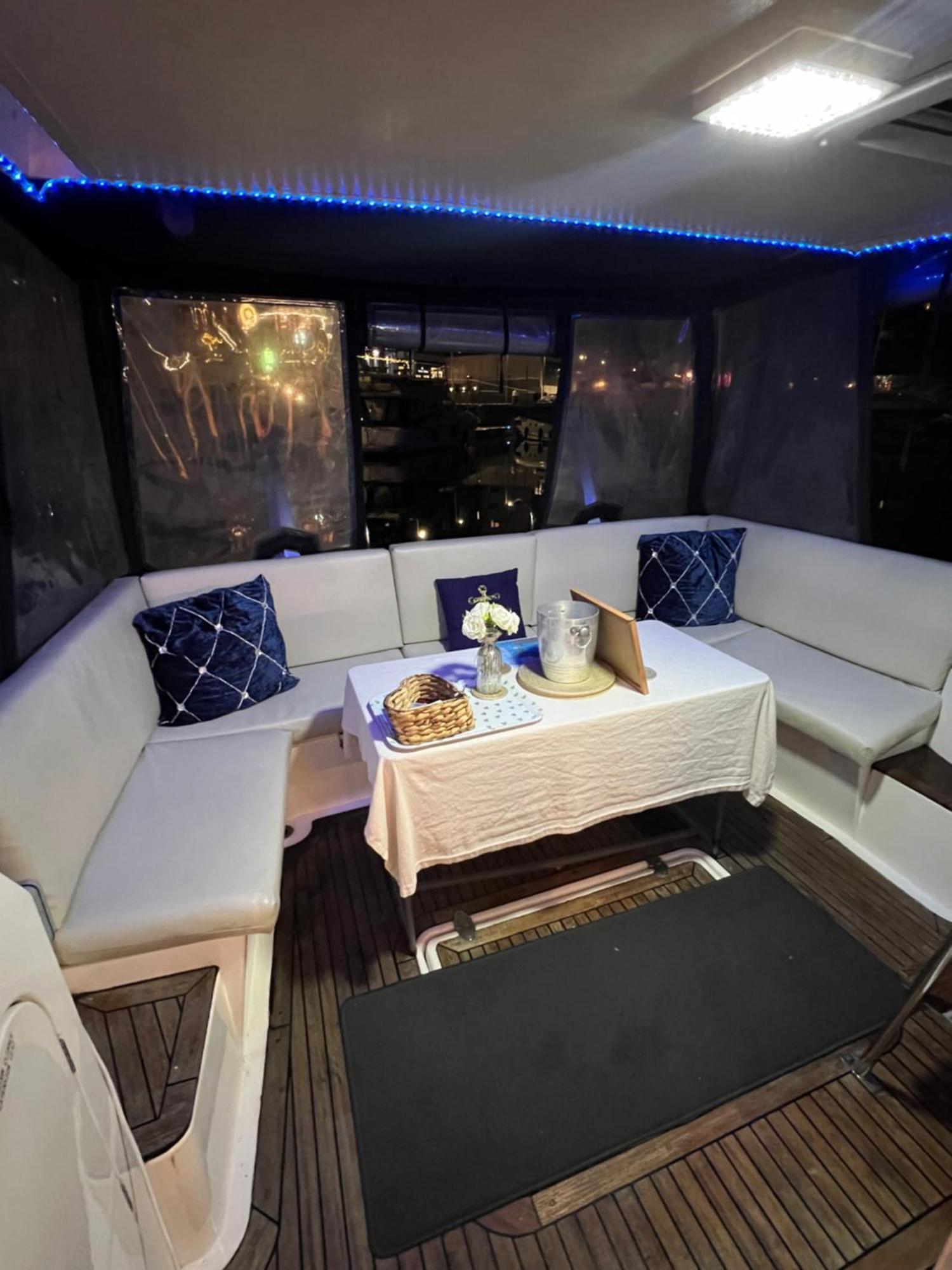 Luxury 40 Foot Yacht On 5 Star Ocean Village Marina Southampton - Minutes Away From City Centre And Cruise Terminals - Free Parking Included Luaran gambar