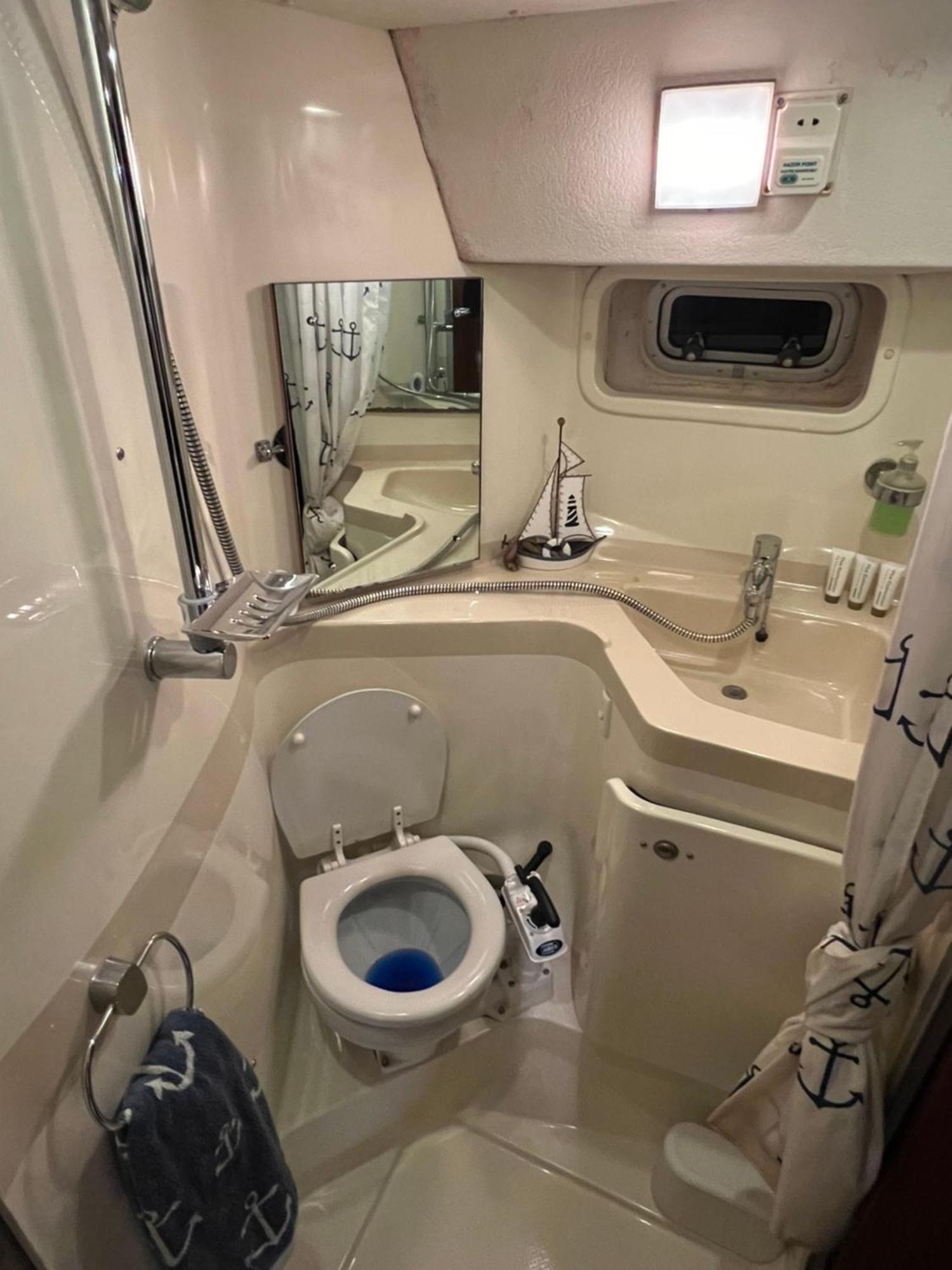 Luxury 40 Foot Yacht On 5 Star Ocean Village Marina Southampton - Minutes Away From City Centre And Cruise Terminals - Free Parking Included Luaran gambar