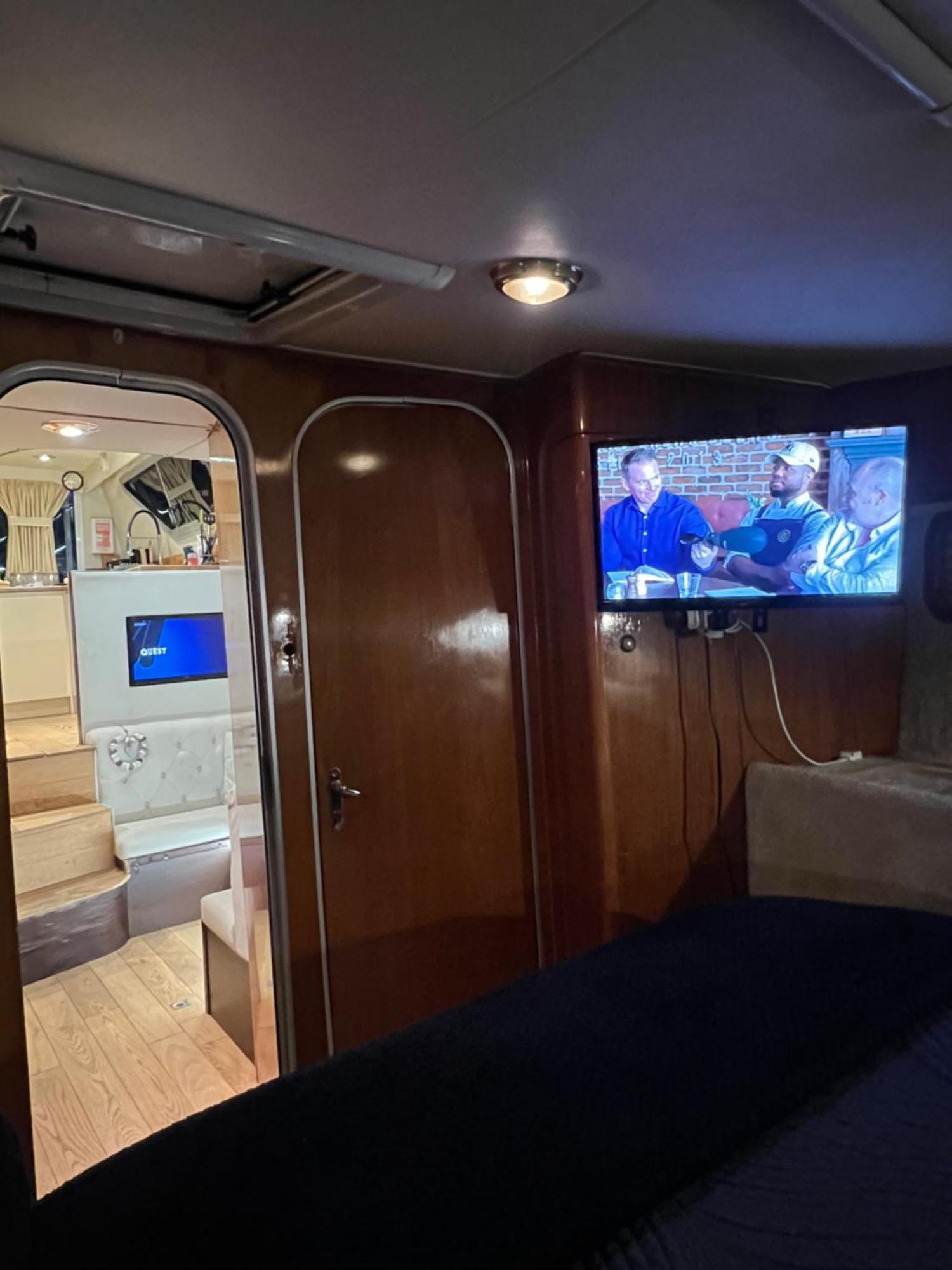 Luxury 40 Foot Yacht On 5 Star Ocean Village Marina Southampton - Minutes Away From City Centre And Cruise Terminals - Free Parking Included Luaran gambar