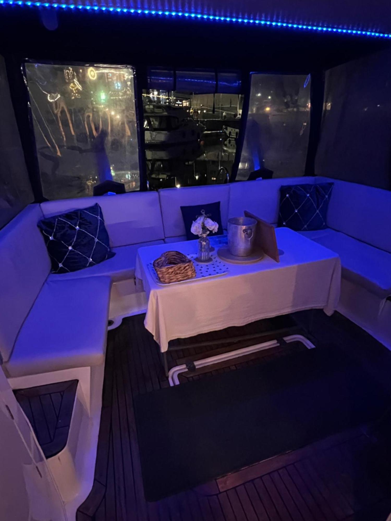 Luxury 40 Foot Yacht On 5 Star Ocean Village Marina Southampton - Minutes Away From City Centre And Cruise Terminals - Free Parking Included Luaran gambar
