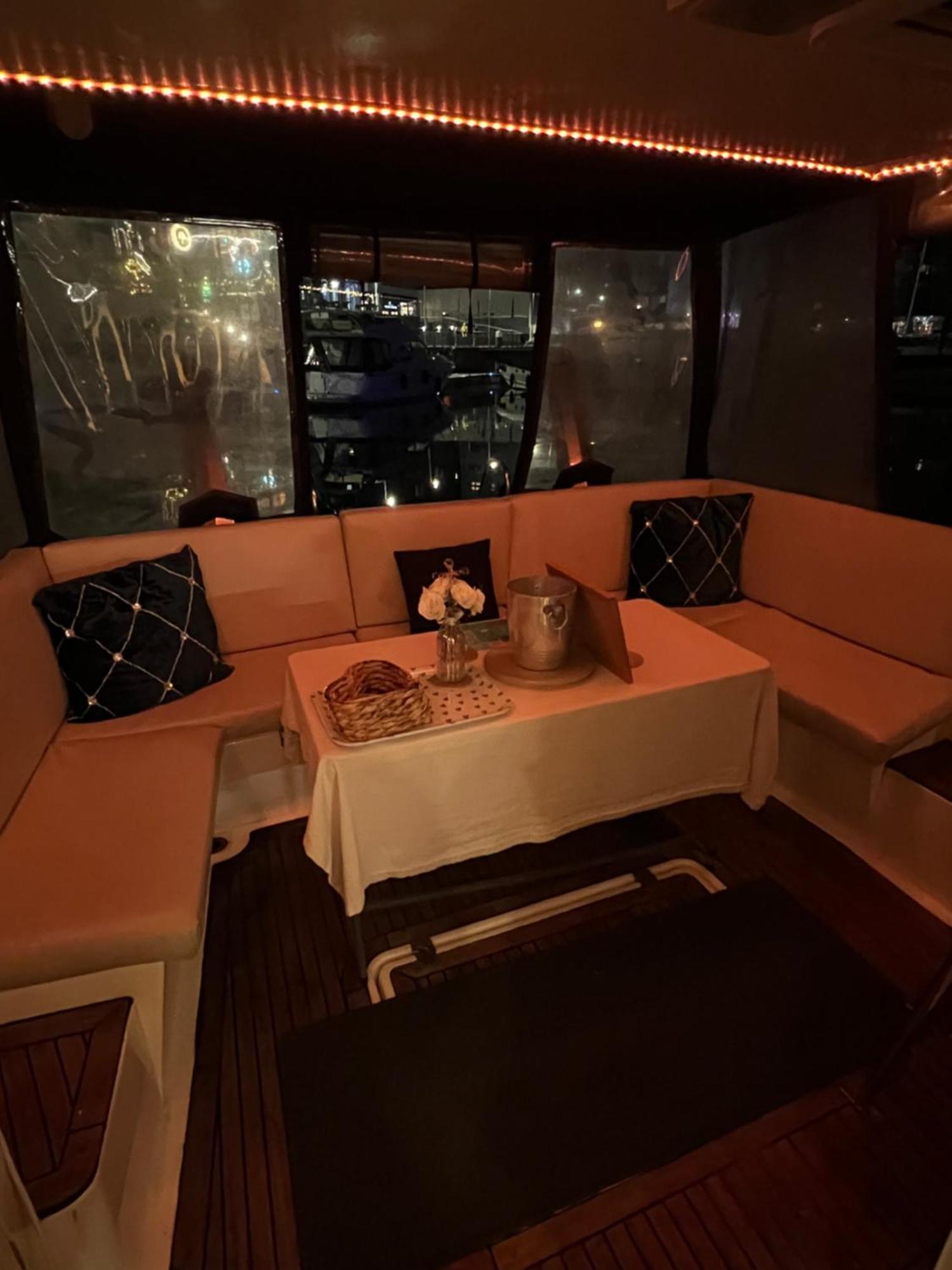 Luxury 40 Foot Yacht On 5 Star Ocean Village Marina Southampton - Minutes Away From City Centre And Cruise Terminals - Free Parking Included Luaran gambar