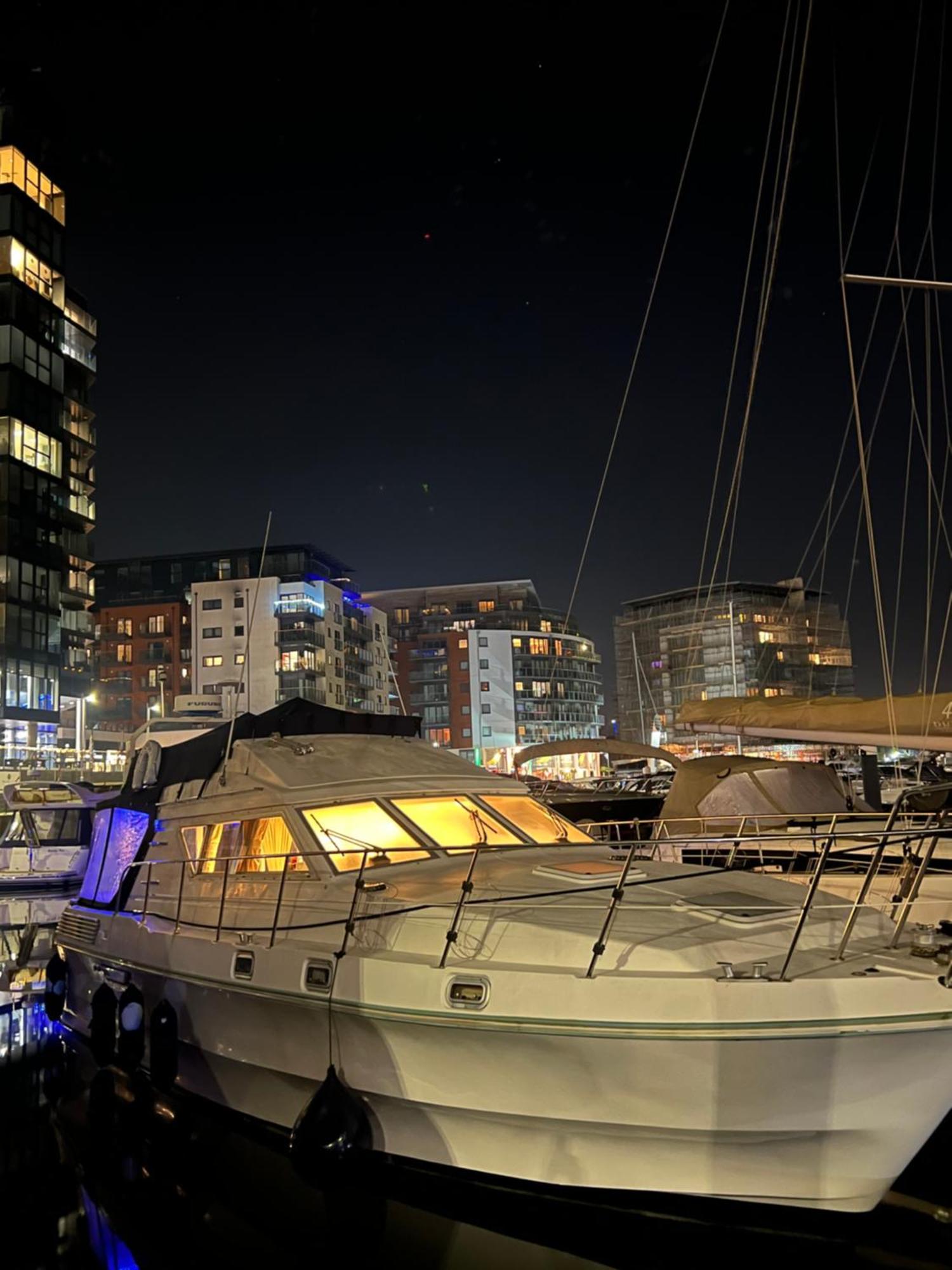 Luxury 40 Foot Yacht On 5 Star Ocean Village Marina Southampton - Minutes Away From City Centre And Cruise Terminals - Free Parking Included Luaran gambar